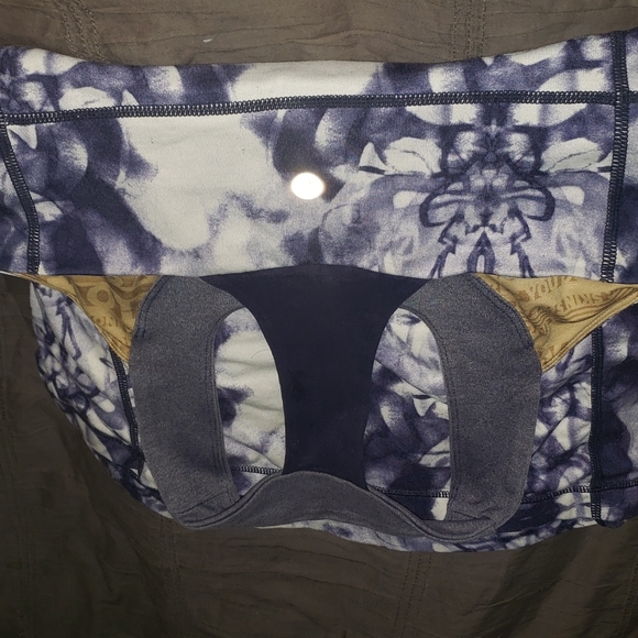 Lululemon Top s. lg Navy/white w/o tag. Clearing closet. - Picture 2 of 4